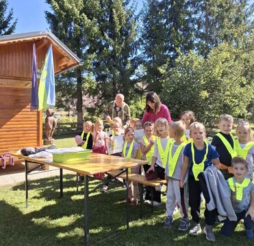 Obisk najmlajših osnovnošolcev pri čebelnjaku (7)